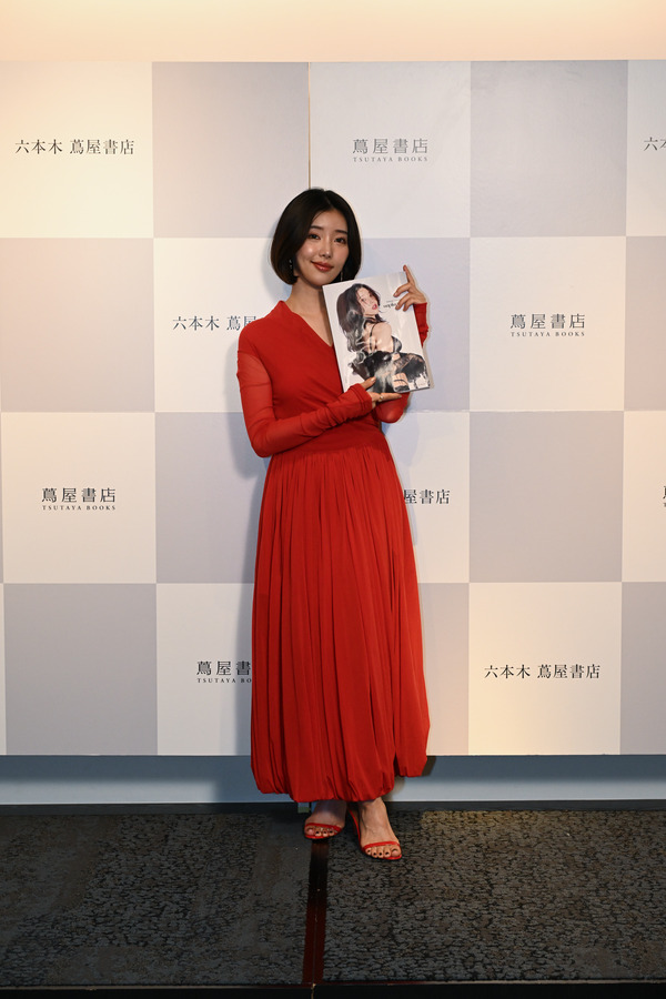 志崎樺音 1st 写真集『unplugged』発売記念イベントスチール