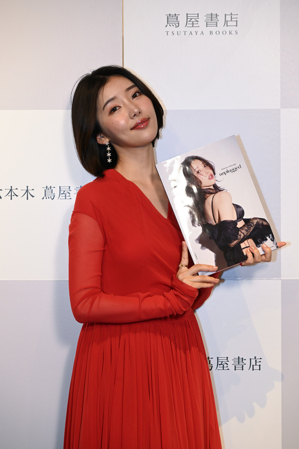 志崎樺音 1st 写真集『unplugged』発売記念イベントスチール