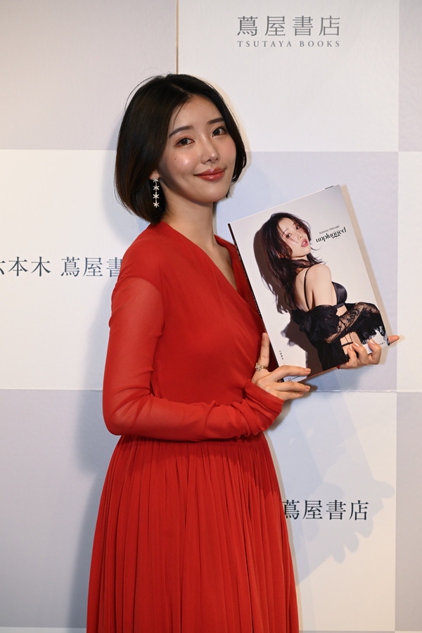 志崎樺音 1st 写真集『unplugged』発売記念イベントスチール