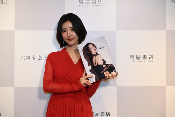 志崎樺音 1st 写真集『unplugged』発売記念イベントスチール