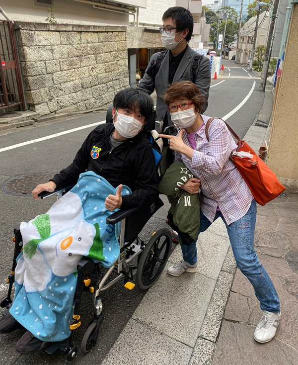 津久井が「実の姉のよう」と語る田中真弓との一枚