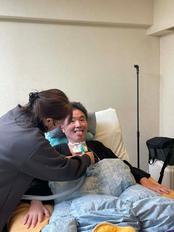 妻の雅子さんにケアをしてもらっている間におどける津久井