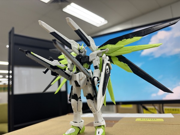 「RG 1/144 フリーダムガンダム -APEX LEGENDS(TM) クリプト Ver.-」