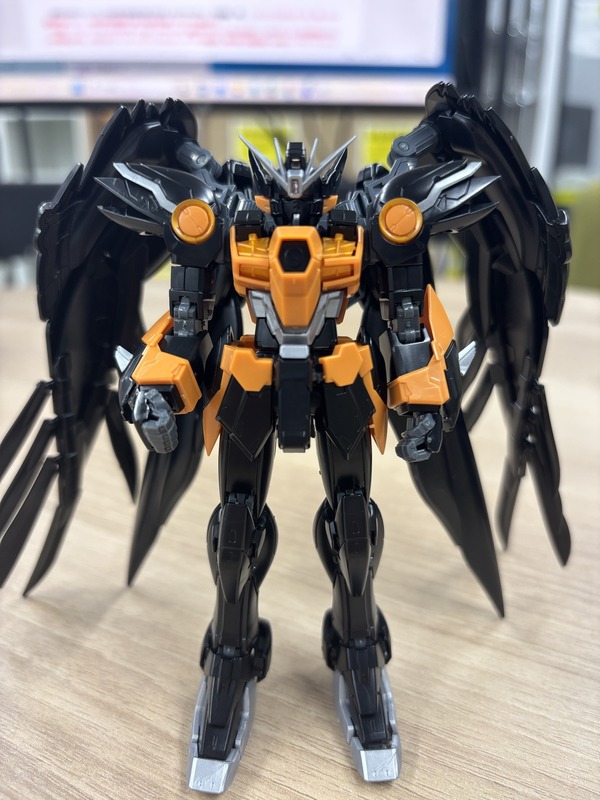 「RG 1/144 ウイングガンダムゼロ EW -APEX LEGENDS(TM) ヴァルキリー Ver.-」