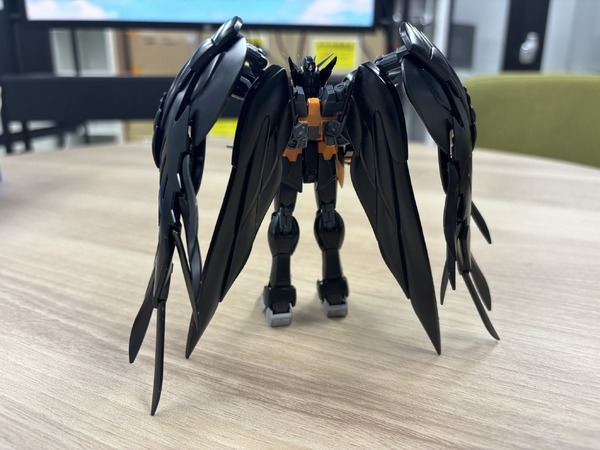 「RG 1/144 ウイングガンダムゼロ EW -APEX LEGENDS(TM) ヴァルキリー Ver.-」