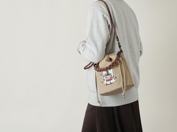 T2Oの新作『ムーミン』のバッグ「リッチな刺繍のトートバッグ RMPK-05」使用イメージ