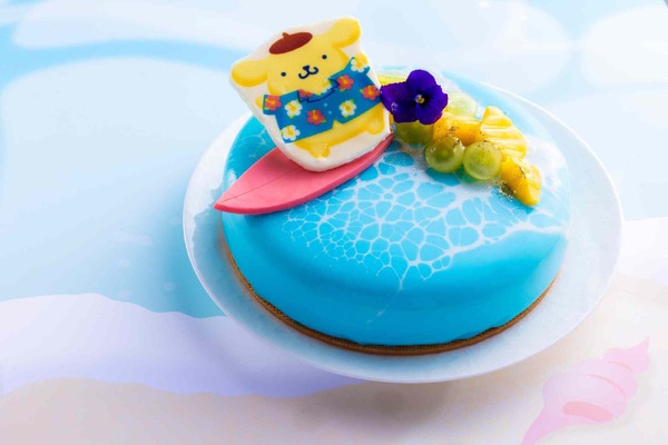 「波乗りプリンのビッグウェーブ」：アーモンド風味のスポンジに、 パッションフルーツなどを重ねた夏らしい爽快なケーキ。