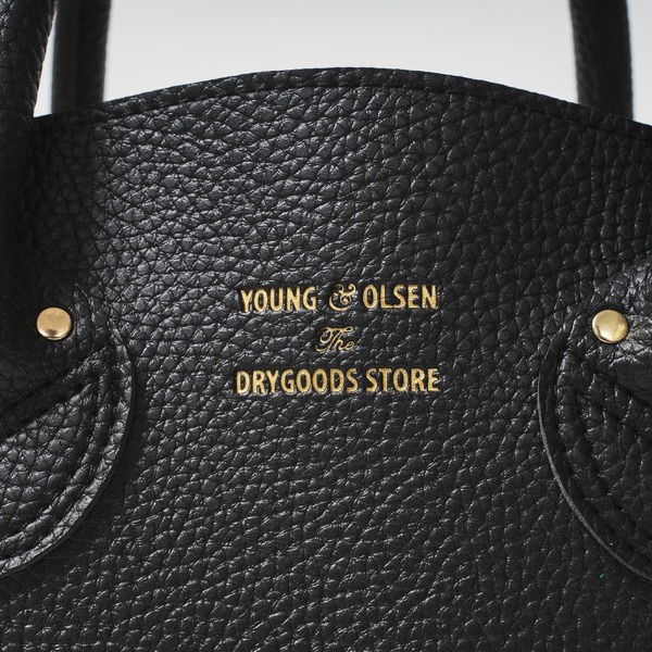 ヤングアンドオルセン「YOUNG ＆ OLSEN The DRYGOODS STORE BELTED TOTE BAG BOOK BLACK」部分アップ