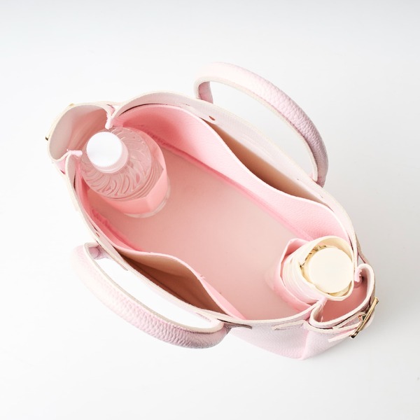 ヤングアンドオルセン「sweet presents YOUNG ＆ OLSEN The DRYGOODS STORE BELTED TOTE BAG BOOK PINK」使用イメージ