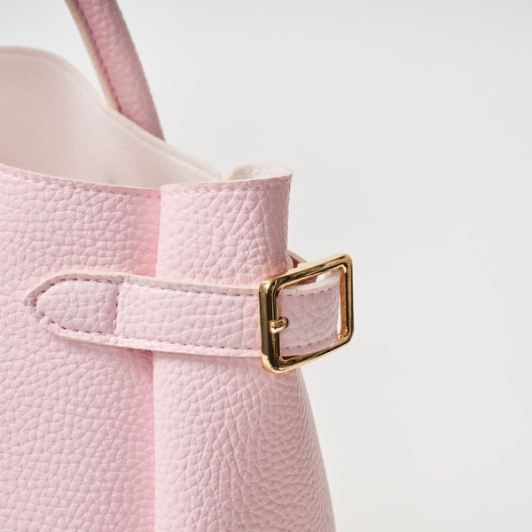 ヤングアンドオルセン「sweet presents YOUNG ＆ OLSEN The DRYGOODS STORE BELTED TOTE BAG BOOK PINK」使用イメージ