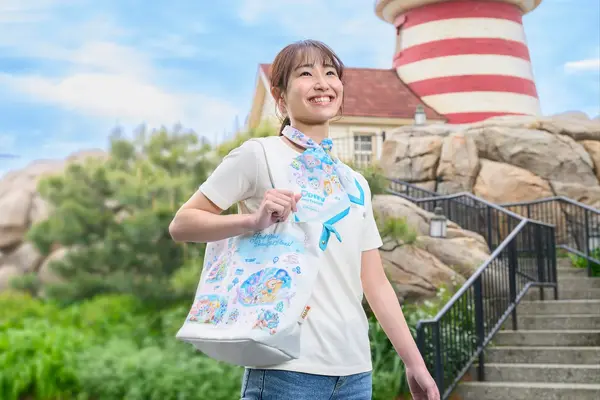 ディズニー「ダッフィー＆フレンズのファインド・ユア・ビューティフル・ブルー！」第2弾グッズ　トートバッグ使用イメージ