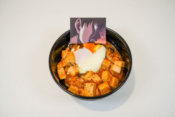 「『進撃の巨人』× ニジゲンノモリ 」エレンの決意の麻婆豆腐丼　1,900円（税込）