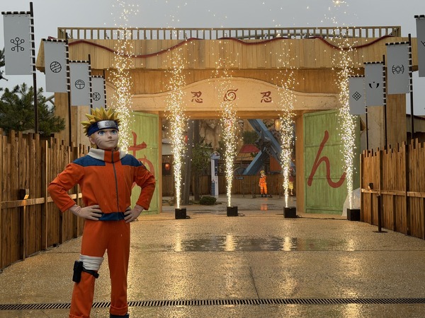 オープニングセレモニーの様子　『NARUTO – 木ノ葉ランド』入口にて