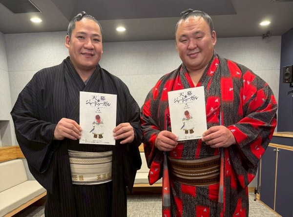 『天幕のジャードゥーガル』（左から）玉正鳳関、玉鷲関