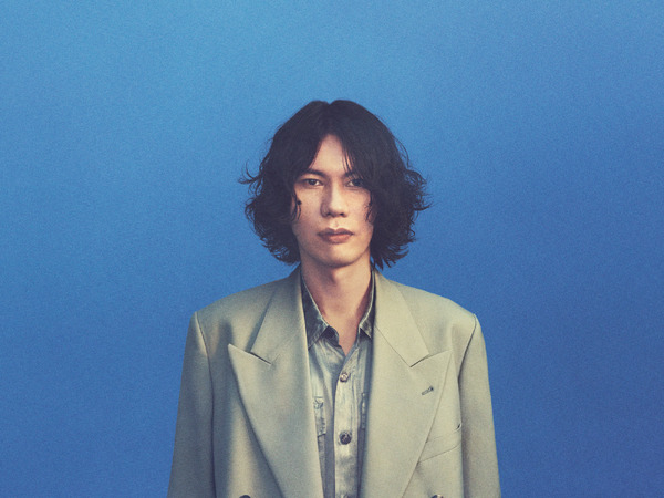 米津玄師「烏」（Photo by Yohji Uchida）