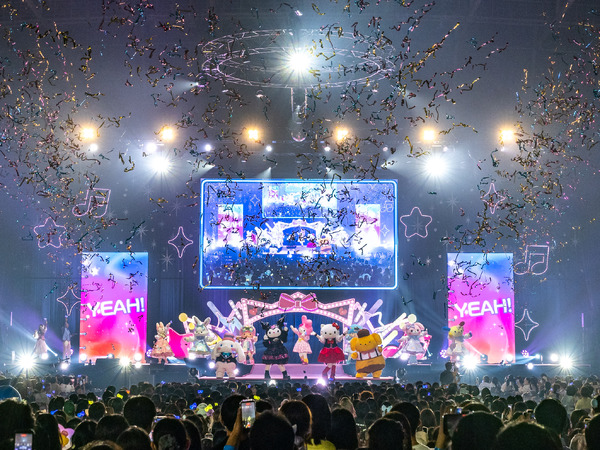 フィナーレで銀テープが舞う会場内