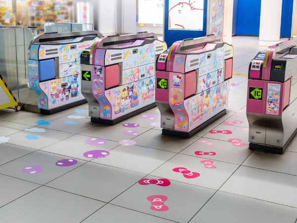 「みなとみらい駅」中央改札装飾