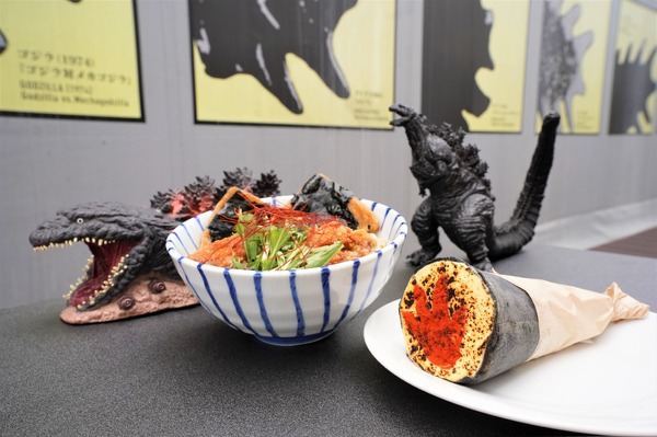 ゴジラの足跡付き　アイスブリュレクレープ&ゴジラ和風ブラック冷やしうどん