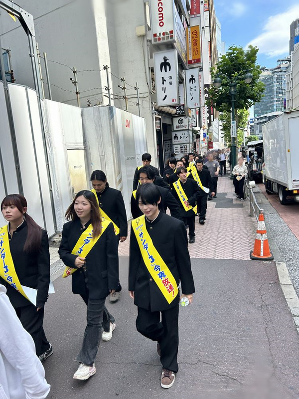 渋谷に“雷警報”発生!? アニメ『サンダー３』放送開始日に渋谷をジャック！学ラン33人が大捜索、カミナリがスペシャルネタ披露