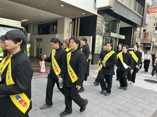 渋谷に“雷警報”発生!? アニメ『サンダー３』放送開始日に渋谷をジャック！学ラン33人が大捜索、カミナリがスペシャルネタ披露