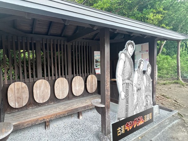 【6】バスを待つ「三将軍」パネル