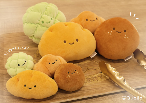 メニュー表のぬいぐるみは、実際のパンやドリンクをイメージしたサイズ感です。