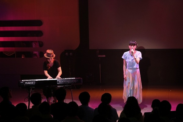 千菅春香、初の単独ライブは大盛況 ゲストにたかはし智秋、愛美