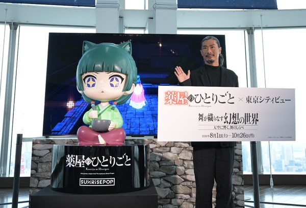 パンサー 菅良太郎（右）と本邦初公開の猫猫像（左）