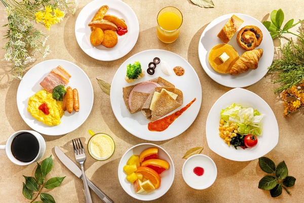 洋食と和食のブッフェスタイル朝食