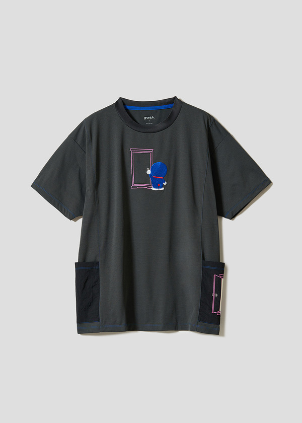 『ドラえもん』×グラニフ　「どこでもドア｜サイドポケットTシャツ」