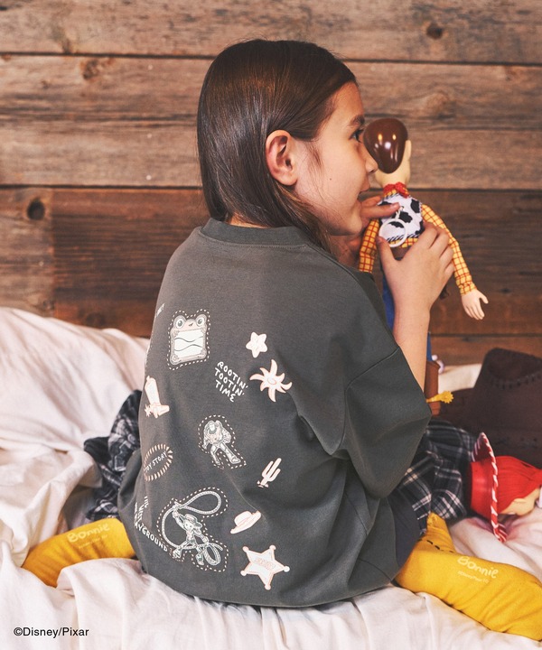 映画『トイ・ストーリー5』のGLOBAL WORK限定コレクション　KIDS用「ヘビロッ TEE」着用イメージ