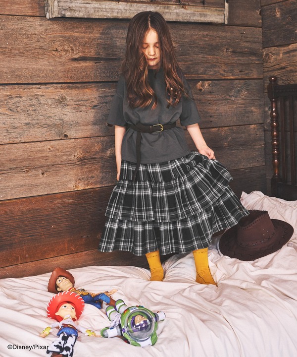 映画『トイ・ストーリー5』のGLOBAL WORK限定コレクション　KIDS用「2WAY スカート」着用イメージ