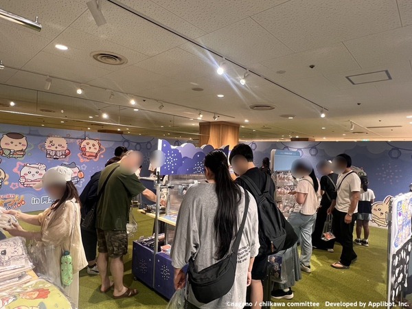 グッズ販売初日の様子