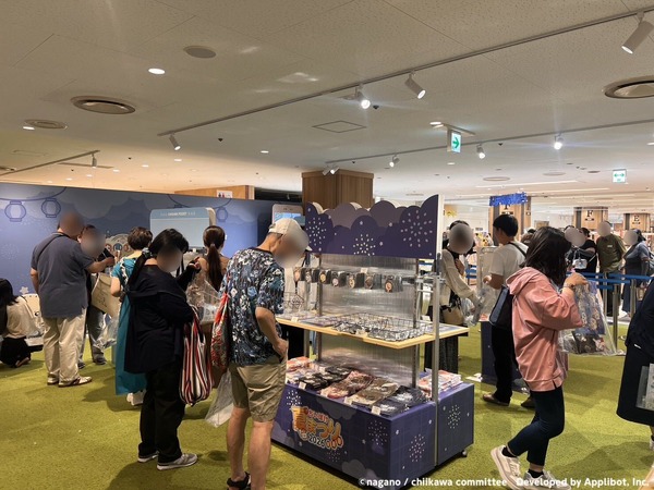 グッズ販売初日の様子