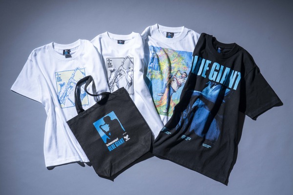 オリジナルTシャツ（全4種） 各4,500円～6,000円（税込）／トートバッグ 2,800円（税込）