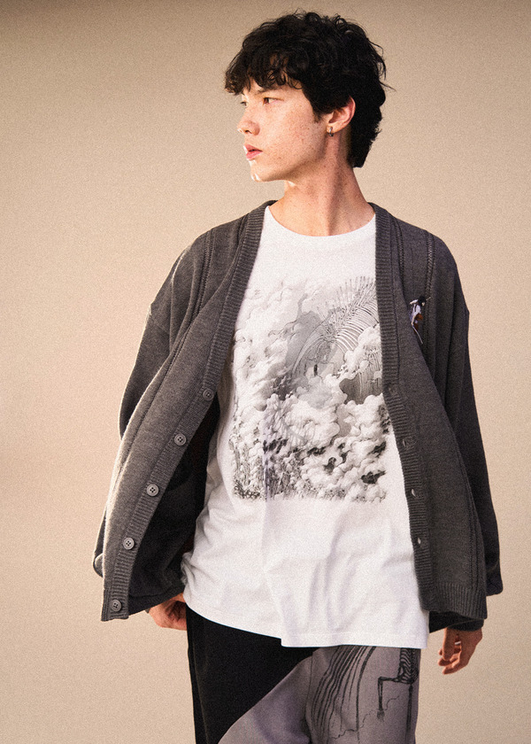 『進撃の巨人』×グラニフ　「二千年前の君から｜Tシャツ」着用イメージ