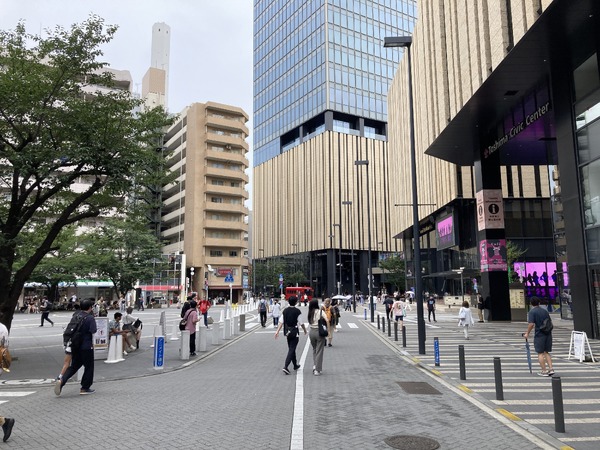 「アニメイト」池袋本店前に“アニメイト通り”の装飾が登場!?「街全体を楽しんでいただくきっかけになれば」担当者に聞いてみた