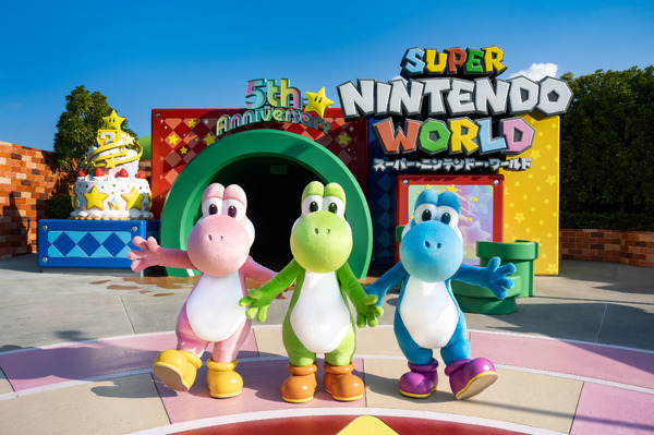 「スーパー・ニンテンドー・ワールド」5周年がパワーアップ！『ミート＆グリート』に、ピンクとみずいろのヨッシーが登場！