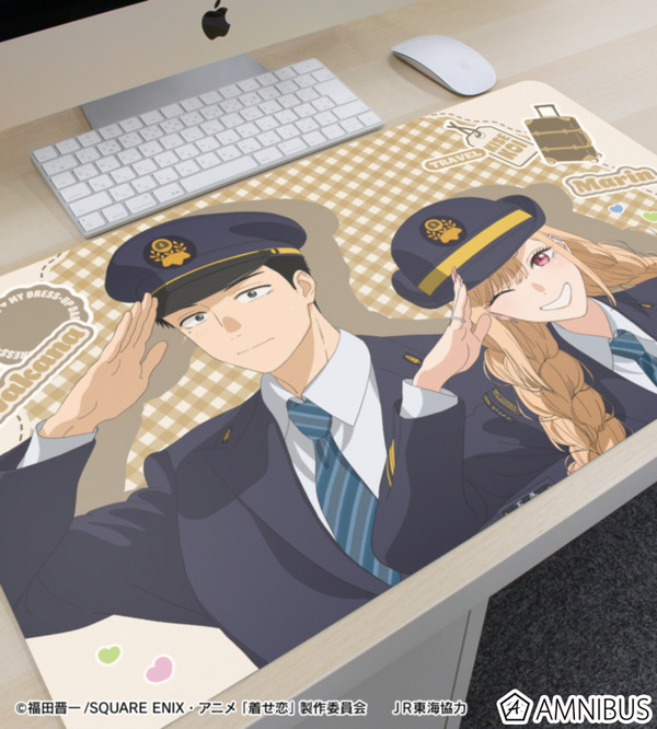 TVアニメ『その着せ替え人形は恋をする』Season 2　「描き下ろし 喜多川 海夢＆五条 新菜 駅員ver. マルチデスクマット」使用イメージ