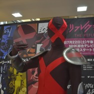 「THE REFLECTION」エクスオンが新宿に参上！ 猛暑から人類を救うべくうちわを配布