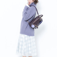 リュック（リゼ モデル）岡田紗佳による着用イメージ(C)Koi・芳文社／ご注文は製作委員会ですか？？