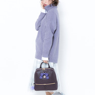 リュック（リゼ モデル）岡田紗佳による着用イメージ(C)Koi・芳文社／ご注文は製作委員会ですか？？