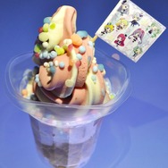 「プリズムパフェ600 円（税込）」(C)Ｔ－ＡＲＴＳ / syn Sophia / テレビ東京 / IPP製作委員会