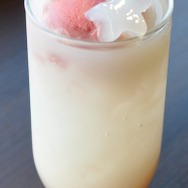 「スウィングマーチ・カシスドリンク800 円（税込）」(C)Ｔ－ＡＲＴＳ / syn Sophia / テレビ東京 / IPP製作委員会