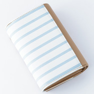 『サンリオ男子』コラボレーション 財布／7,800円(税別) 源 誠一郎 モデル(C)2015, 2018 SANRIO CO., LTD. APPROVAL NO.S584763 HP