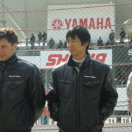 スーパーフォーミュラ第0戦、キグナス スノコ チーム ルマンの平川亮（中央）と同僚ロイック・デュバル（左）。