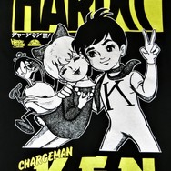 「チャージマン研!（ジュラルブラック）」Tシャツ 4,100円（税込）(C)鈴川鉄久/ICHI