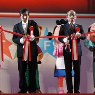 日本動画協会理事長・布川郁司氏（左）、東京都副知事・秋山俊行（右）