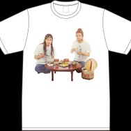 豪華な食卓Tシャツ（半袖）価格：4,000円（税込）(C)中村 光・講談社／パンチとロン毛 製作委員会