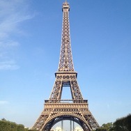 あまりにも有名なパリのシンボル、エッフェル塔。